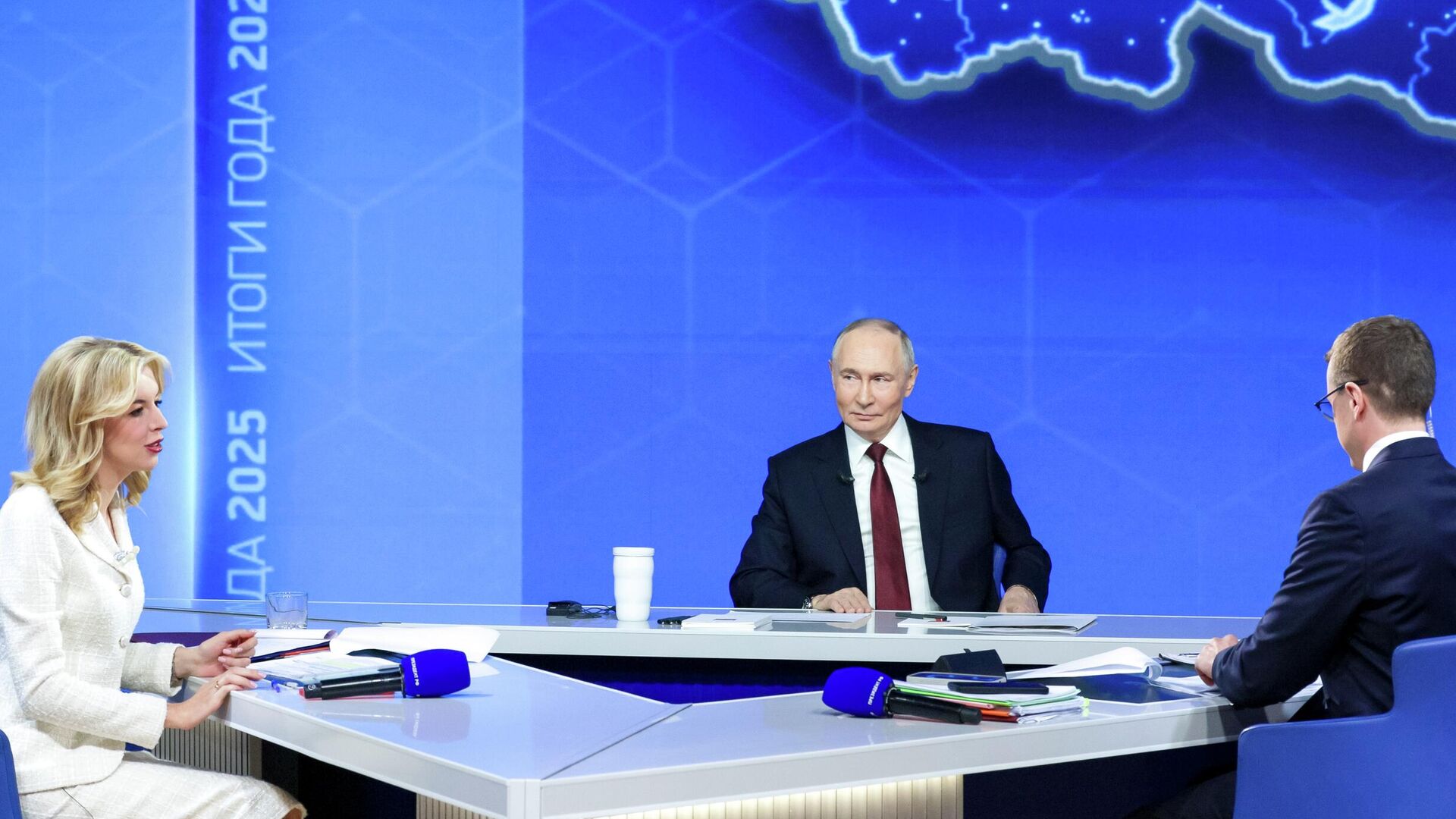 Президент Владимир Путин отвечает на вопросы во время специальной программы Итоги года - РИА Новости, 1920, 19.12.2025