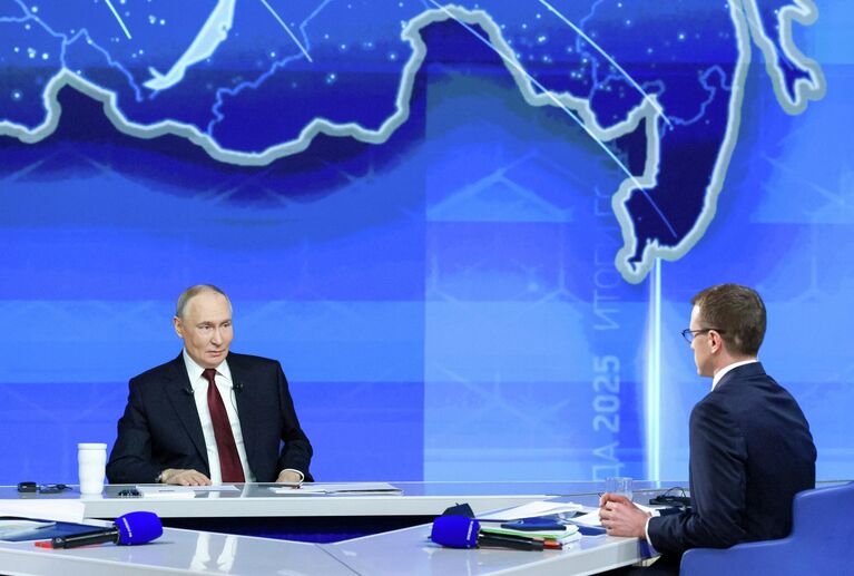 Президент России Владимир Путин отвечает на вопросы во время специальной программы Итоги года