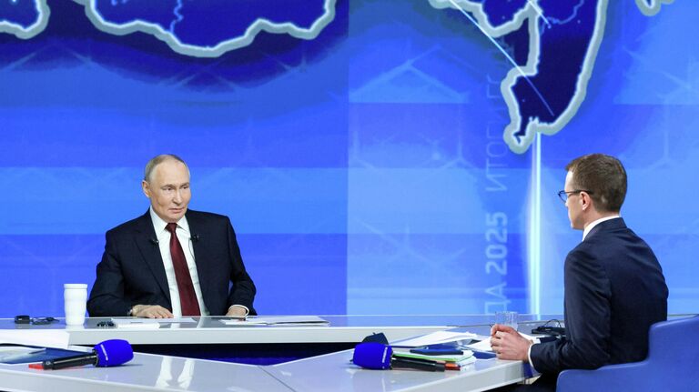 Президент России Владимир Путин отвечает на вопросы во время специальной программы Итоги года
