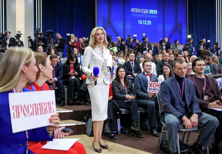 Ведущая Первого канала Екатерина Березовская во время специальной программы Итоги года с Владимиром Путиным в Москве