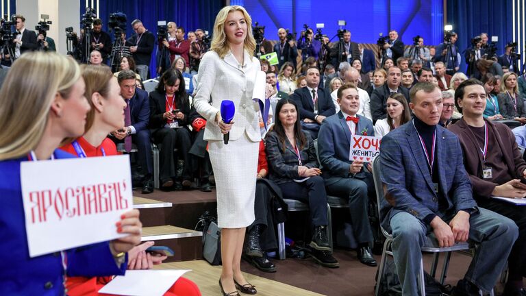 Ведущая Первого канала Екатерина Березовская во время специальной программы Итоги года с Владимиром Путиным в Москве