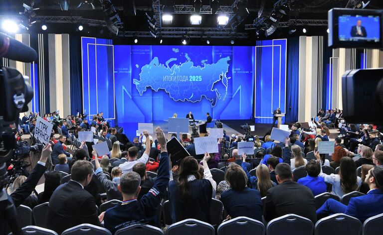 Президент РФ Владимир Путин отвечает на вопросы во время специальной программы Итоги года в Москве