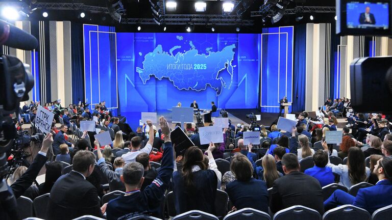 Президент РФ Владимир Путин отвечает на вопросы во время специальной программы Итоги года в Москве