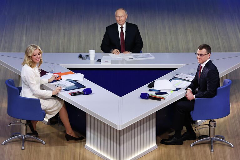 Президент РФ Владимир Путин отвечает на вопросы во время специальной программы Итоги года в Москве