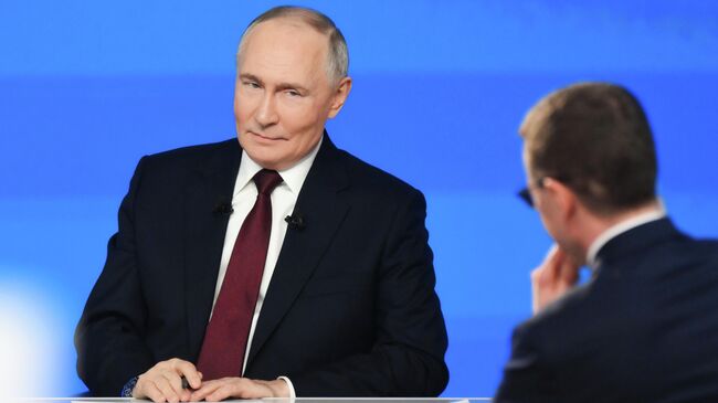 Владимир Путин отвечает на вопросы во время специальной программы Итоги года в Москве