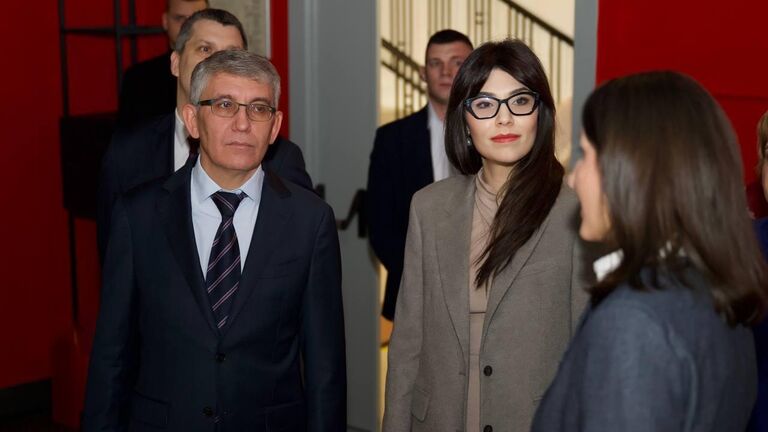 Генеральный директор Бахрушинского музея Кристина Трубинова (справа) и губернатор Тулской области Дмитрий Миляев 