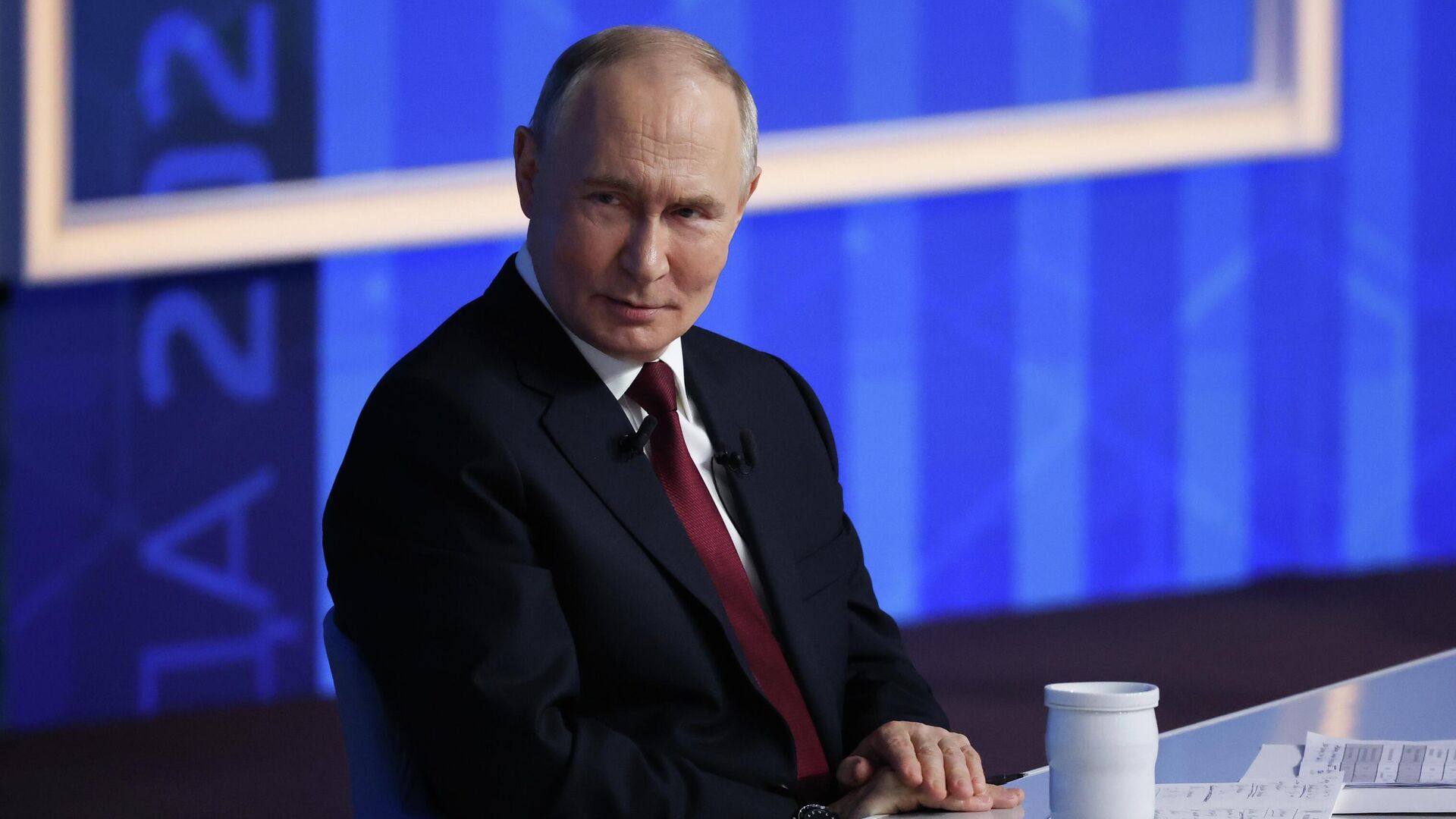 Президент РФ Владимир Путин отвечает на вопросы во время специальной программы Итоги года в Москве - РИА Новости, 1920, 19.12.2025