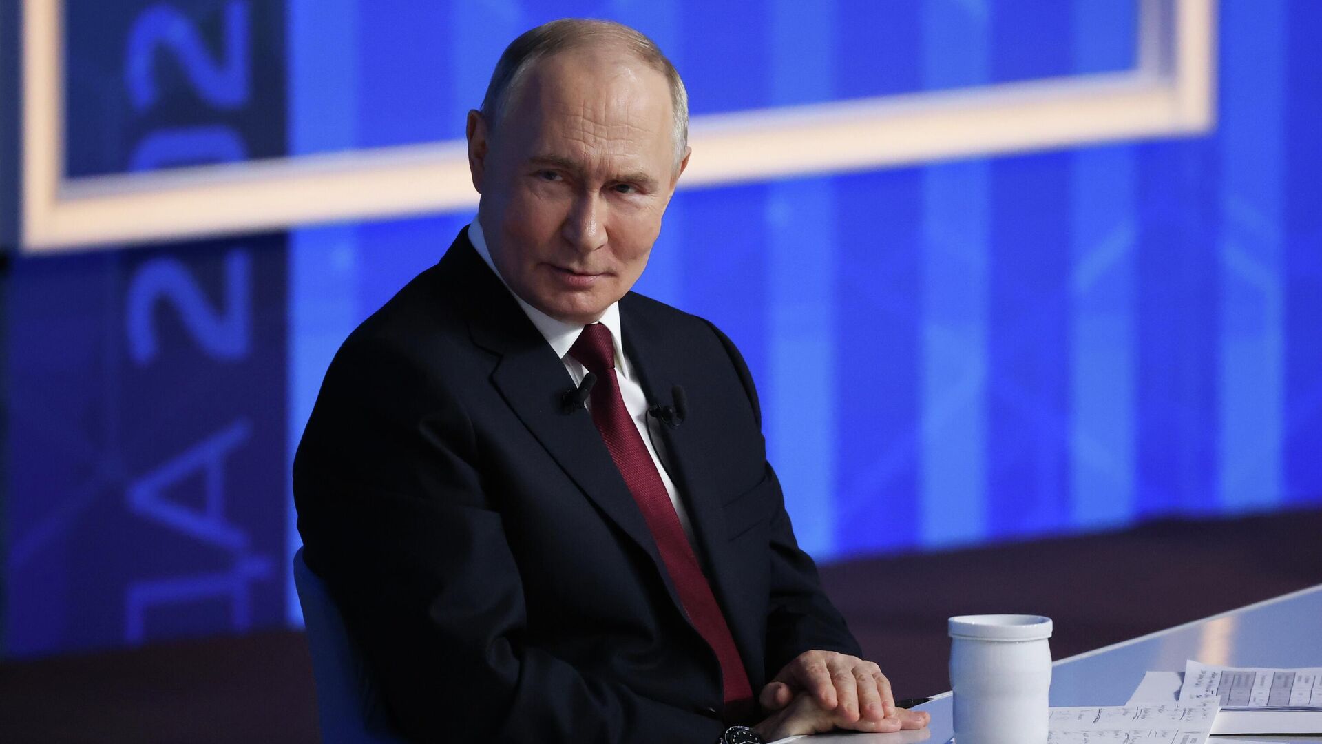 Президент РФ Владимир Путин отвечает на вопросы во время специальной программы Итоги года в Москве - РИА Новости, 1920, 19.12.2025