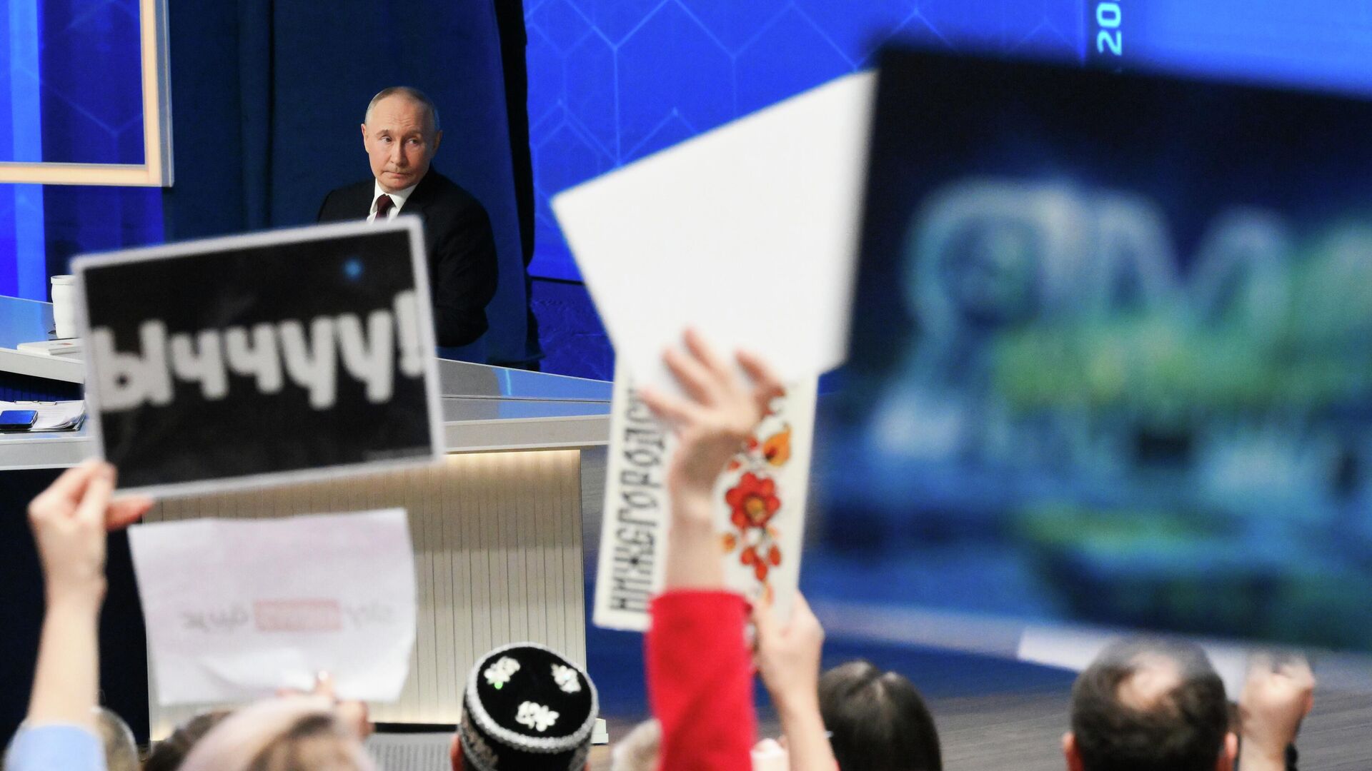 Президент РФ Владимир Путин отвечает на вопросы во время специальной программы Итоги года в Москве - РИА Новости, 1920, 19.12.2025