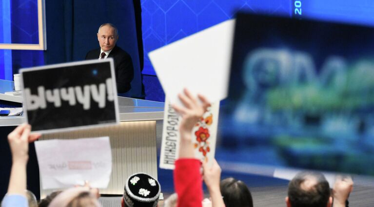 Президент РФ Владимир Путин отвечает на вопросы во время специальной программы Итоги года в Москве