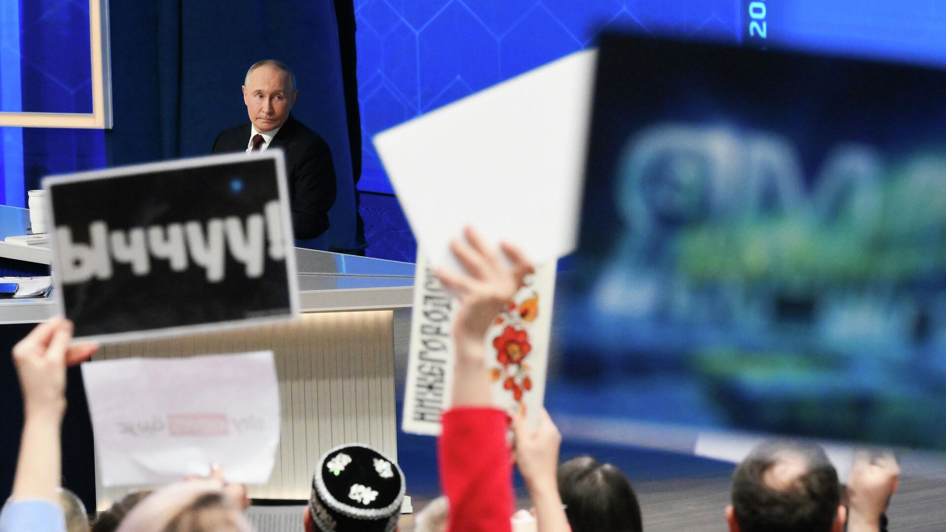 Президент РФ Владимир Путин отвечает на вопросы во время специальной программы Итоги года в Москве - РИА Новости, 1920, 19.12.2025