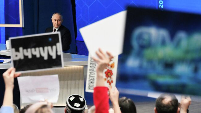 Президент РФ Владимир Путин отвечает на вопросы во время специальной программы Итоги года в Москве