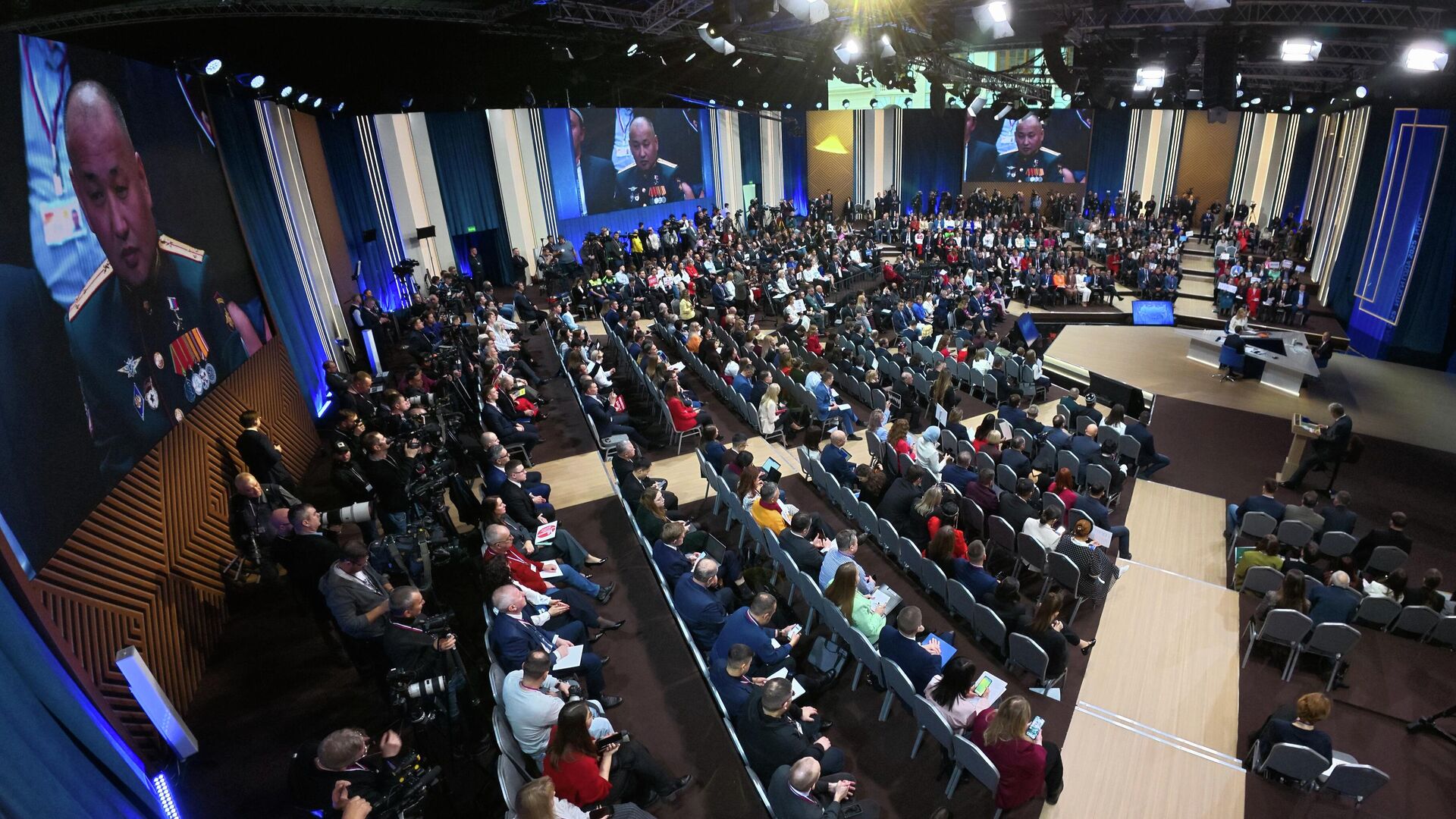 Президент РФ Владимир Путин отвечает на вопросы во время специальной программы Итоги года - РИА Новости, 1920, 19.12.2025