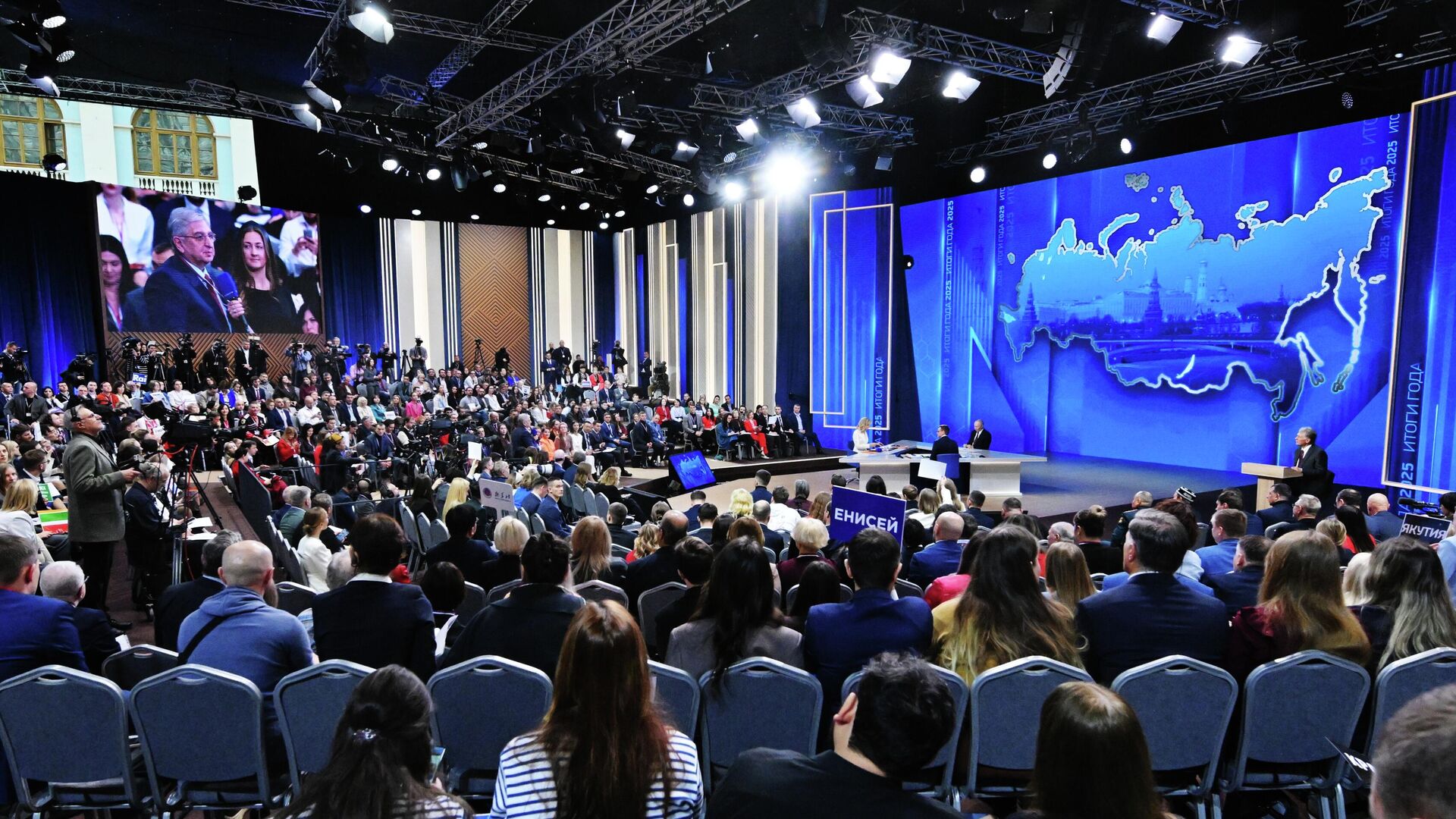 Президент РФ Владимир Путин отвечает на вопросы во время специальной программы Итоги года - РИА Новости, 1920, 19.12.2025