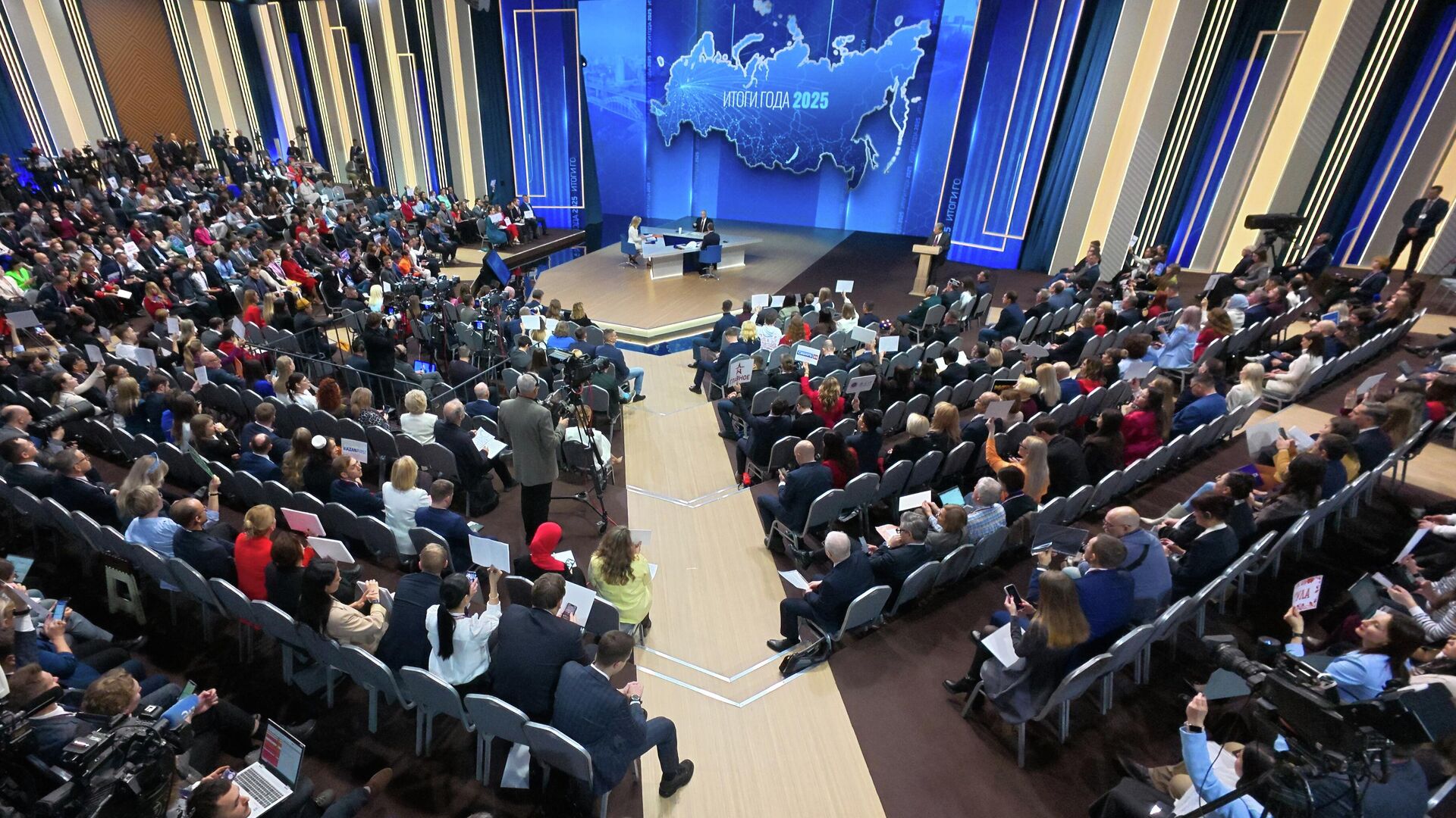 Президент РФ Владимир Путин отвечает на вопросы во время специальной программы Итоги года - РИА Новости, 1920, 19.12.2025