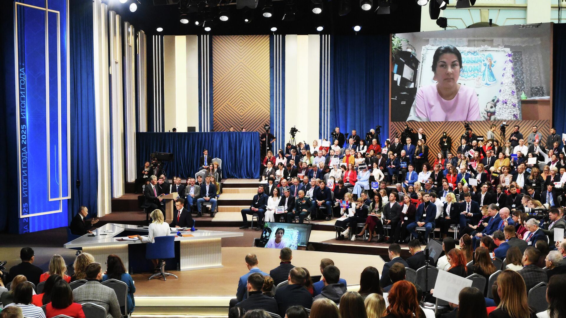 Президент России Владимир Путин отвечает на вопросы во время специальной программы Итоги года в Москве - РИА Новости, 1920, 19.12.2025