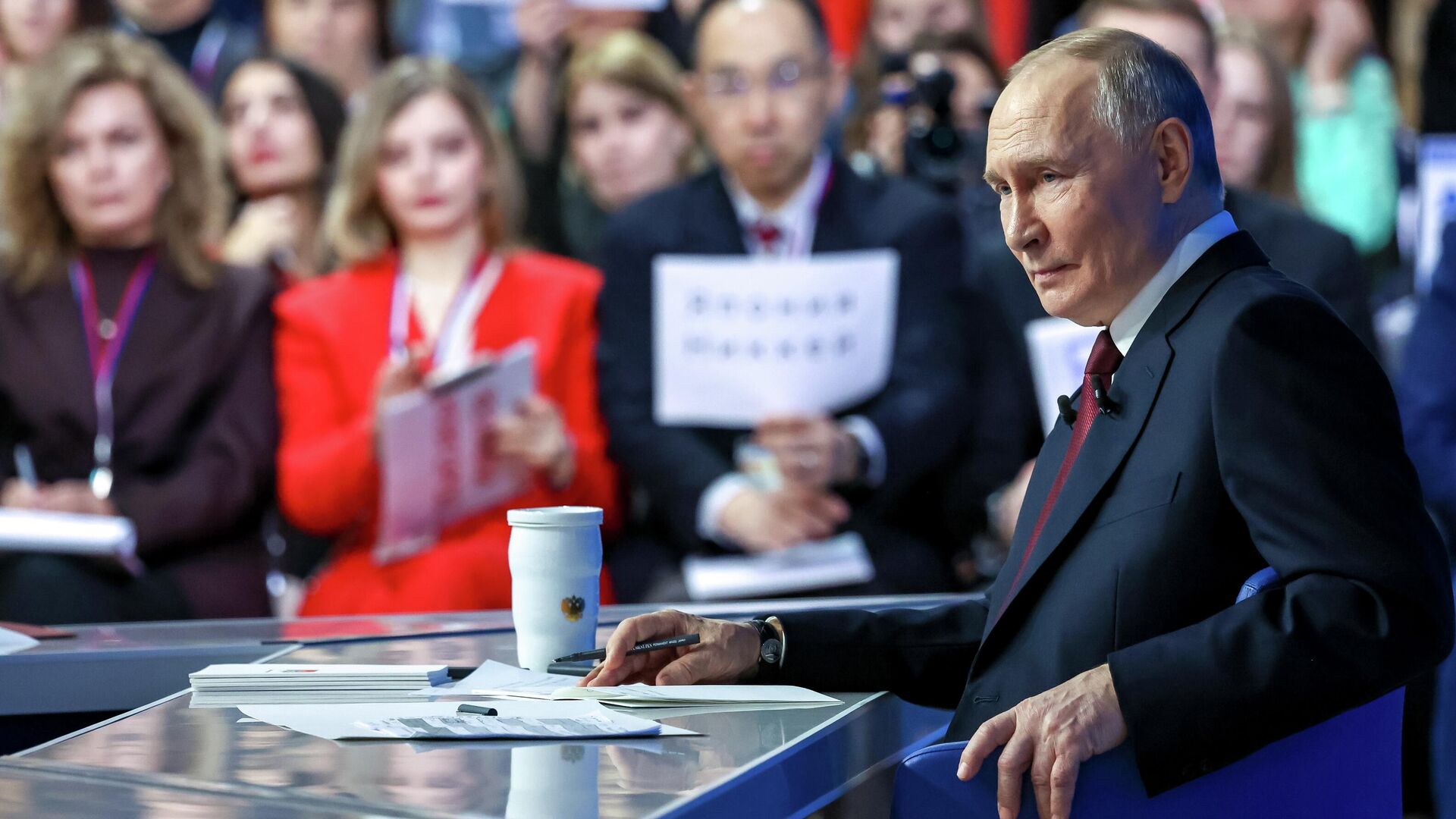 Президент РФ Владимир Путин отвечает на вопросы во время специальной программы Итоги года - РИА Новости, 1920, 19.12.2025