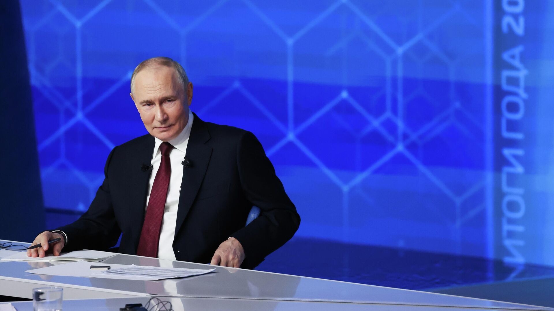 Президент РФ Владимир Путин отвечает на вопросы во время специальной программы Итоги года в Москве - РИА Новости, 1920, 19.12.2025