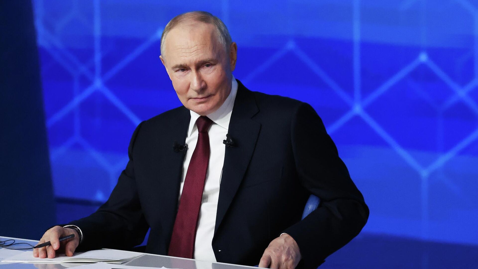 Президент РФ Владимир Путин отвечает на вопросы во время специальной программы Итоги года в Москве - РИА Новости, 1920, 19.12.2025