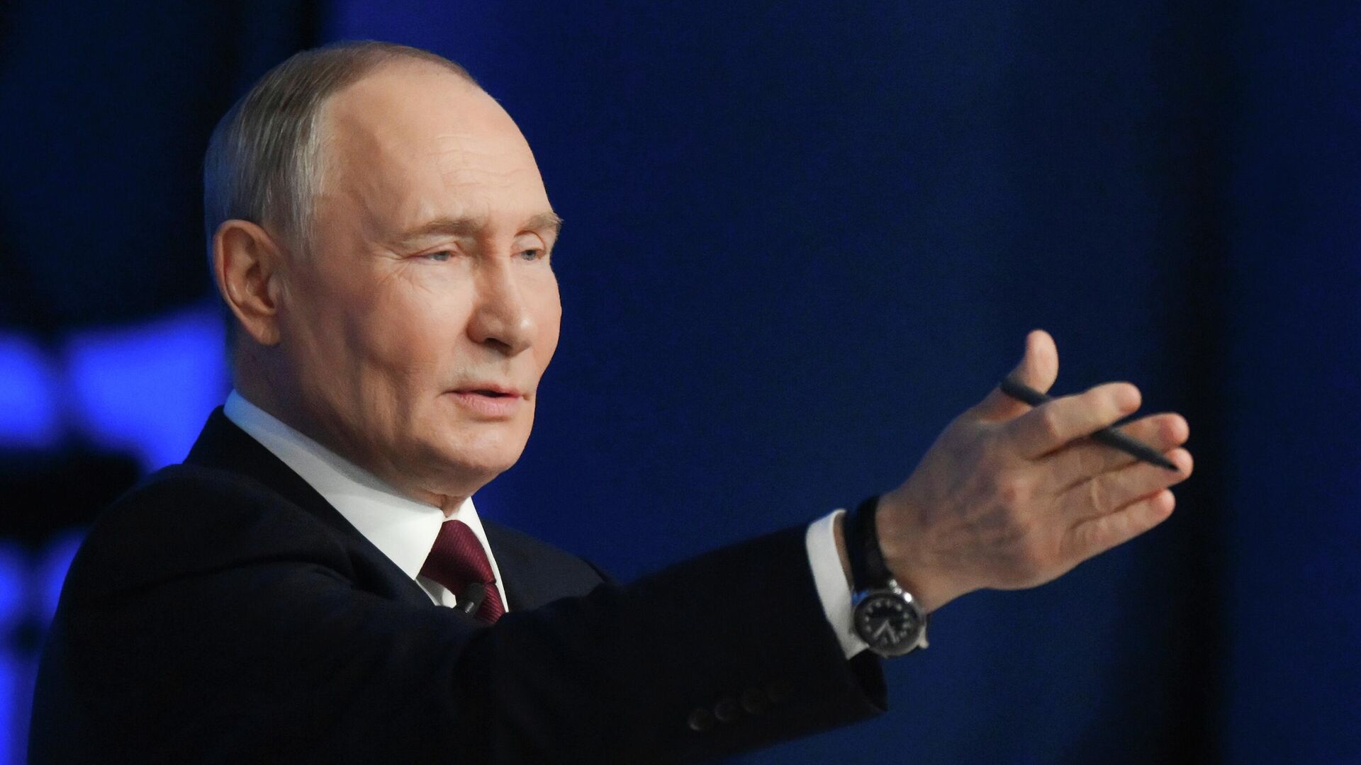 Президент РФ Владимир Путин отвечает на вопросы во время специальной программы Итоги года в Москве - РИА Новости, 1920, 19.12.2025