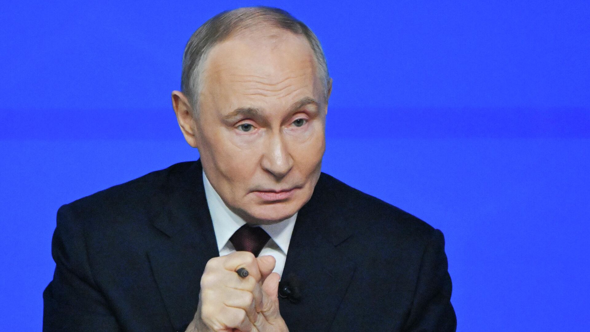 Президент РФ Владимир Путин отвечает на вопросы во время специальной программы Итоги года в Москве - РИА Новости, 1920, 19.12.2025