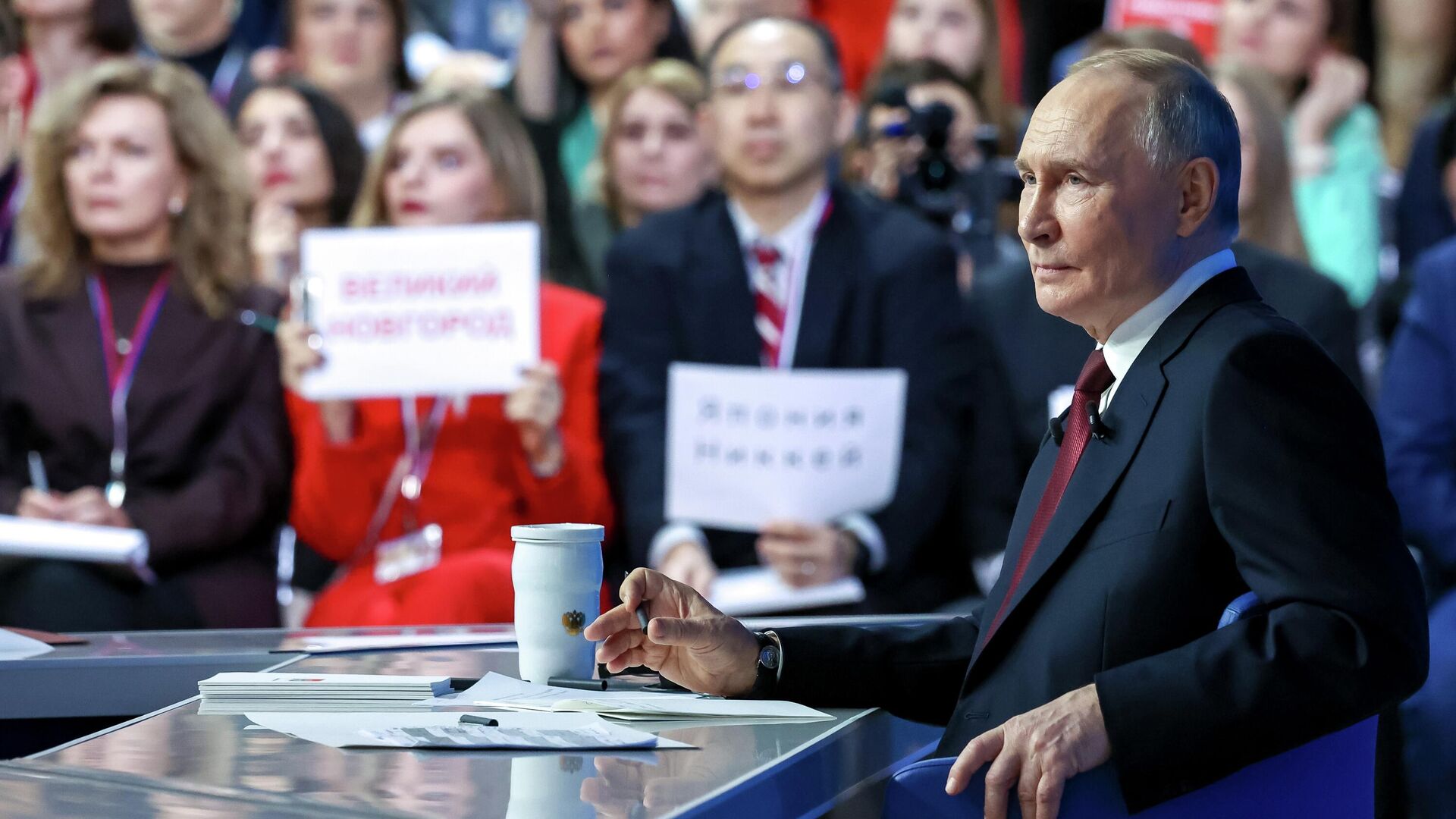 Президент России Владимир Путин отвечает на вопросы во время специальной программы Итоги года в Москве - РИА Новости, 1920, 19.12.2025