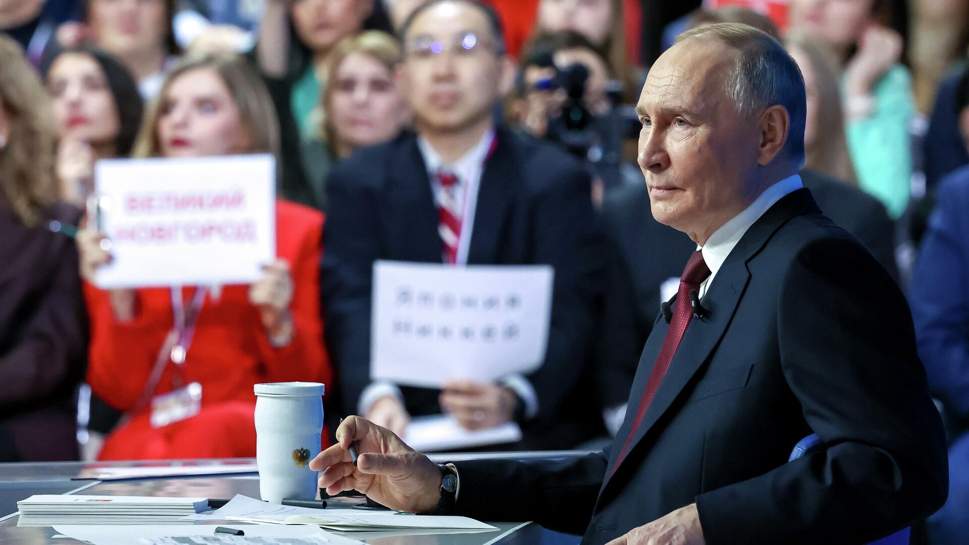 Президент России Владимир Путин отвечает на вопросы во время специальной программы Итоги года в Москве - РИА Новости, 1920, 19.12.2025