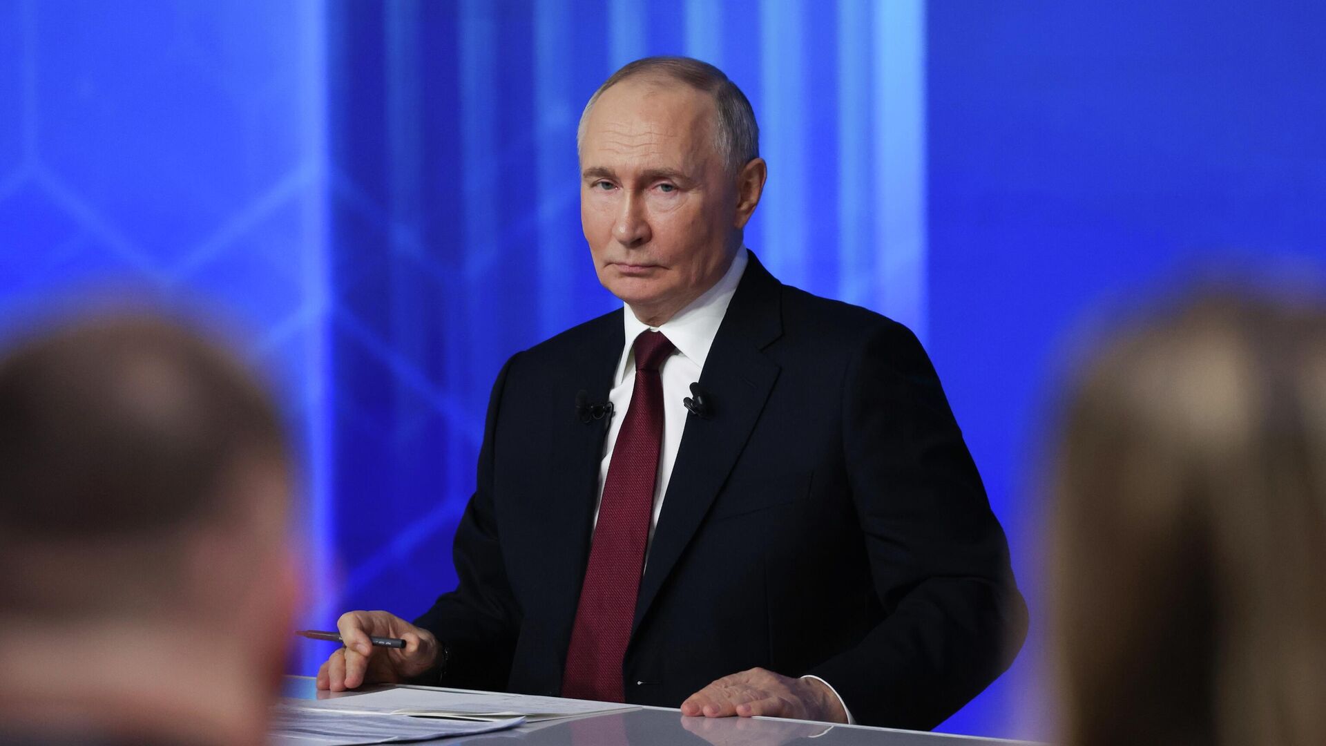 Президент Владимир Путин отвечает на вопросы во время специальной программы Итоги года в Москве - РИА Новости, 1920, 19.12.2025