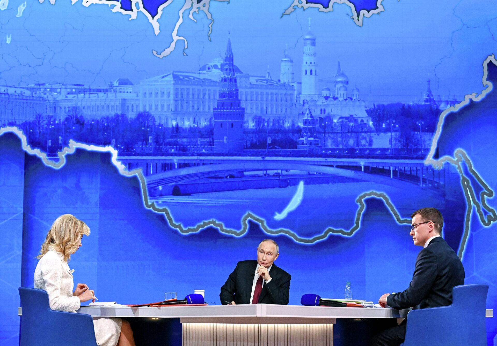 Президент РФ Владимир Путин отвечает на вопросы во время специальной программы Итоги года