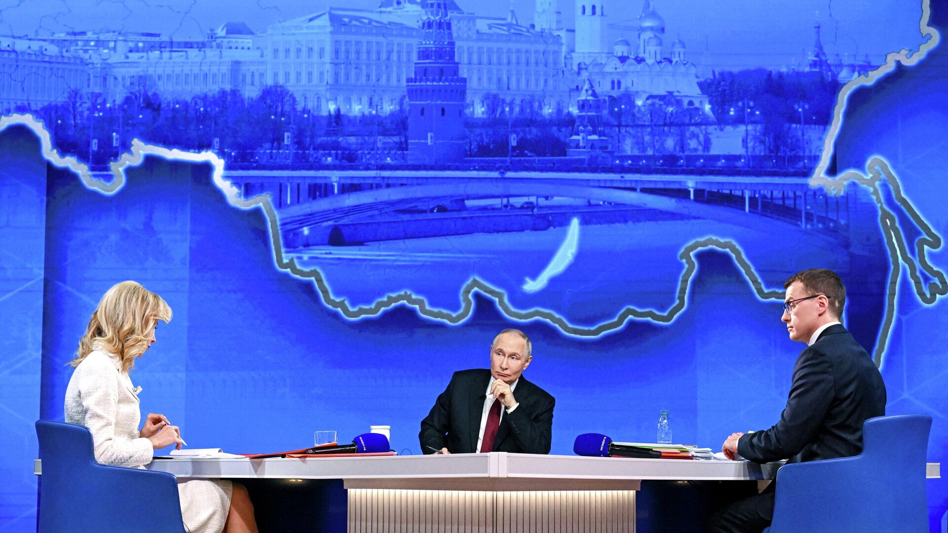 Президент РФ Владимир Путин отвечает на вопросы во время специальной программы Итоги года - РИА Новости, 1920, 19.12.2025