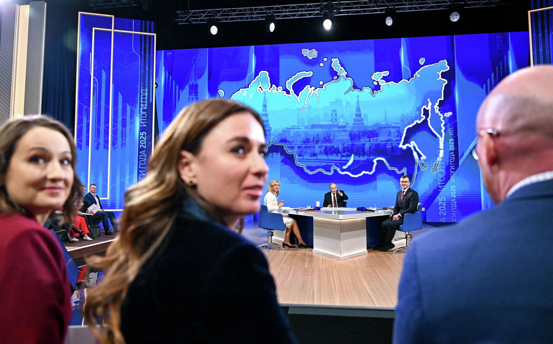 Президент России Владимир Путин отвечает на вопросы во время специальной программы Итоги года