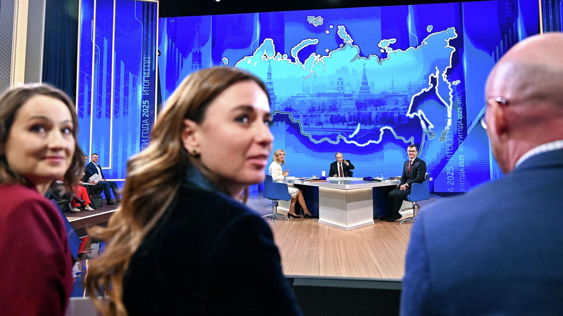 Президент России Владимир Путин отвечает на вопросы во время специальной программы Итоги года - РИА Новости, 1920, 19.12.2025