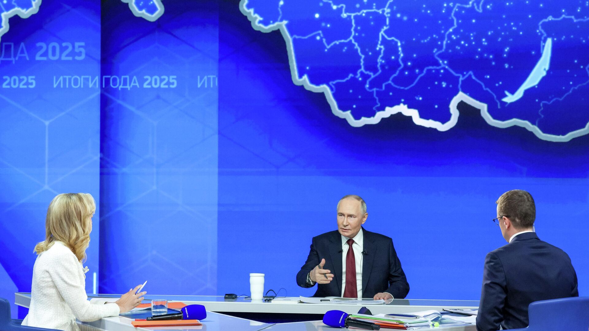 Президент Владимир Путин отвечает на вопросы во время специальной программы Итоги года - РИА Новости, 1920, 19.12.2025