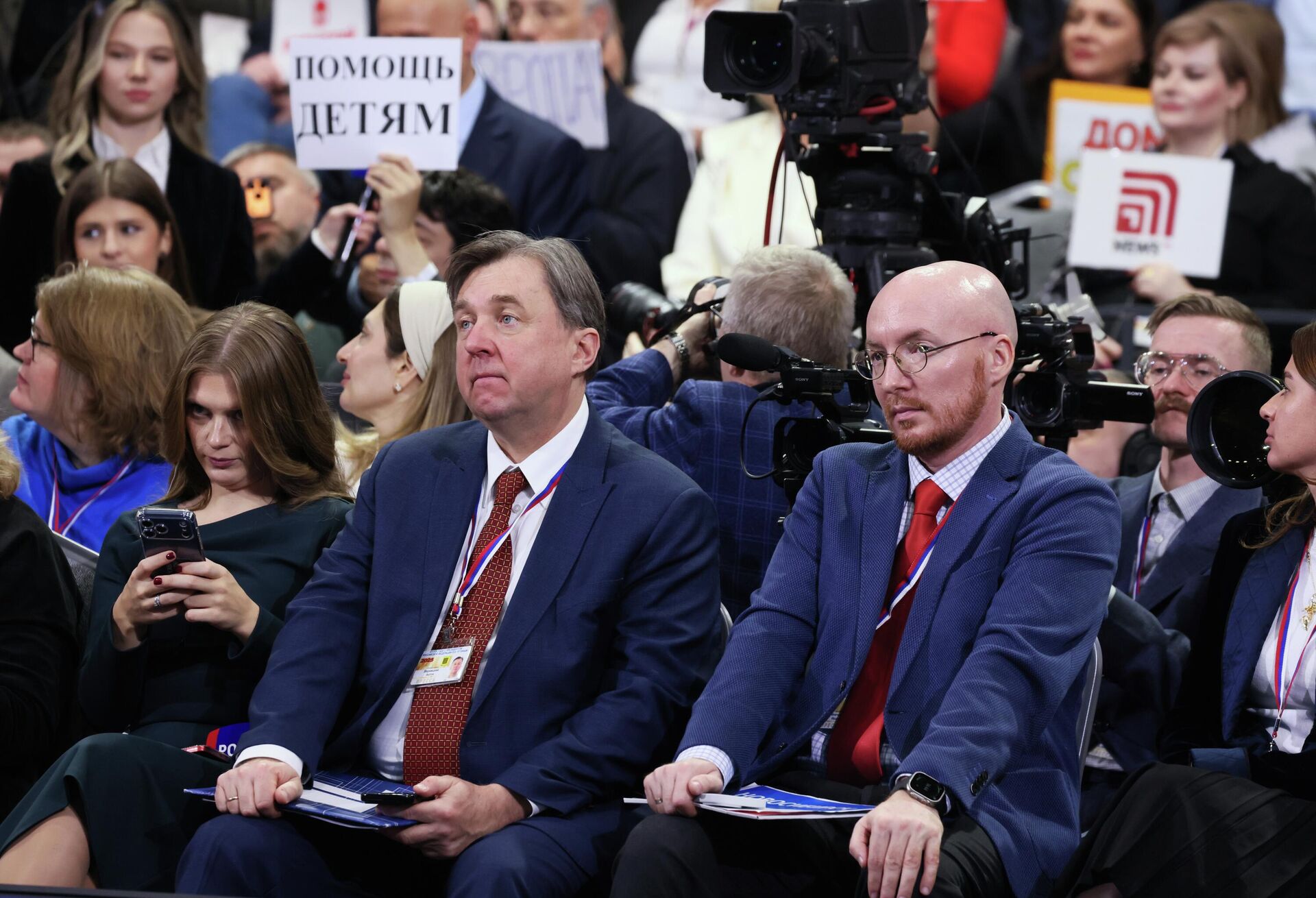 Журналисты Антон Верницкий и Иван Проскурин во время специальной программы Итоги года с Владимиром Путиным в Москве