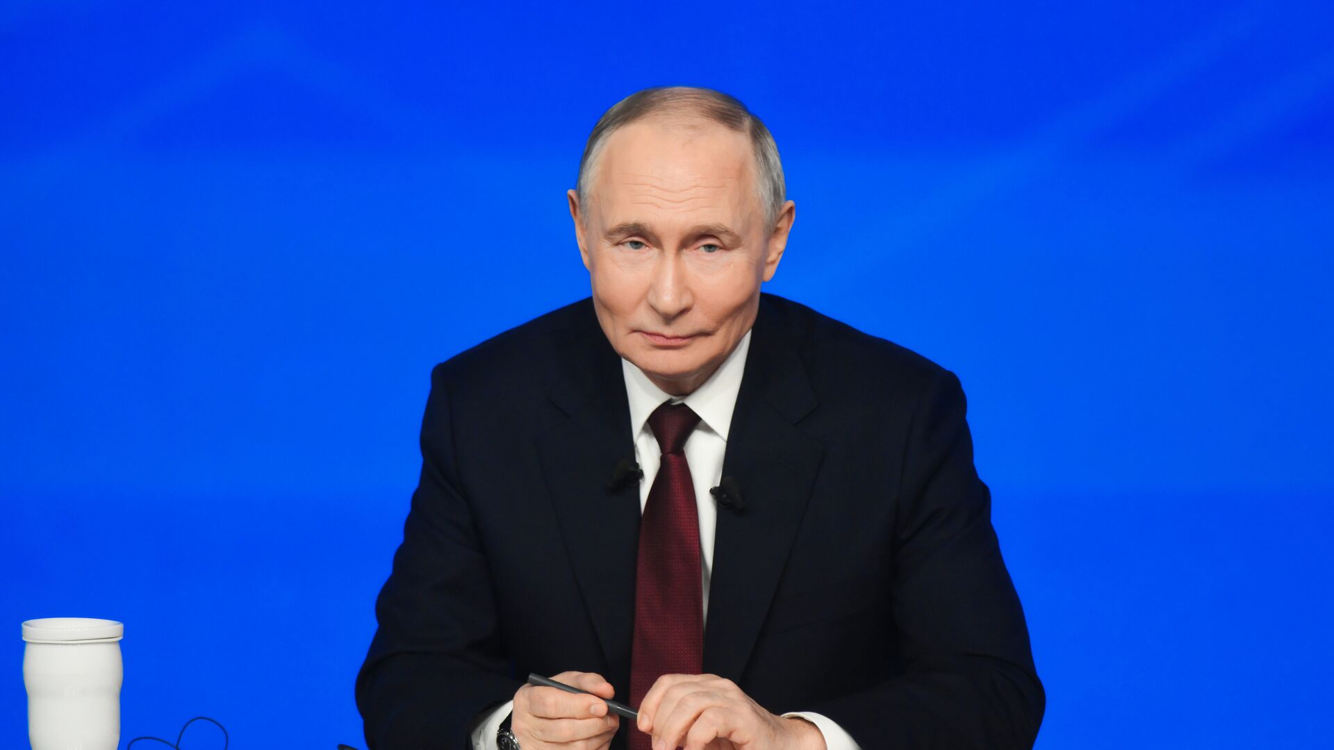 Президент РФ Владимир Путин отвечает на вопросы во время специальной программы Итоги года в Москве - РИА Новости, 1920, 19.12.2025