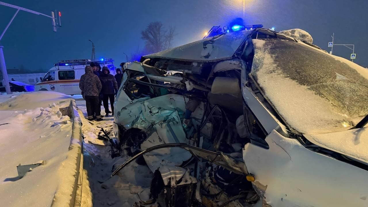 Последствия ДТП на Советском шоссе в Новосибирске - РИА Новости, 1920, 19.12.2025