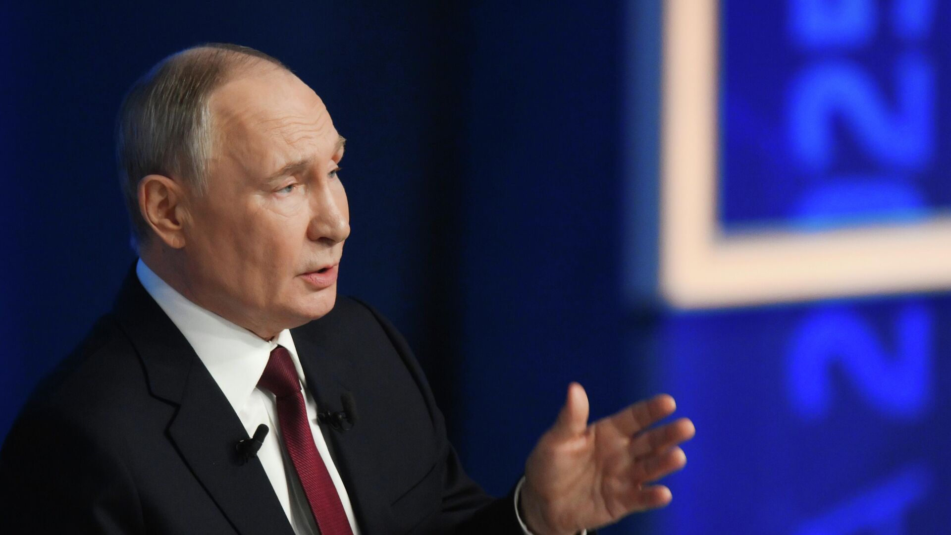 Президент РФ Владимир Путин отвечает на вопросы во время специальной программы Итоги года в Москве - РИА Новости, 1920, 19.12.2025