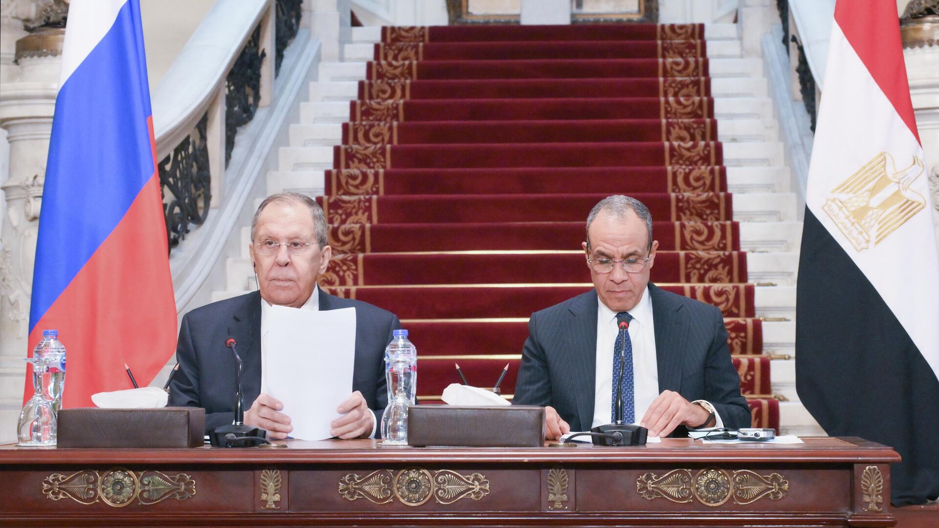 Министр иностранных дел РФ Сергей Лавров и министр иностранных дел Египта Бадр Абдель Аты во время совместной пресс-конференции по итогам встречи в рамках Второй министерской конференции форума партнерства Россия – Африка в Каире. 19 декабря 2025 - РИА Новости, 1920, 19.12.2025