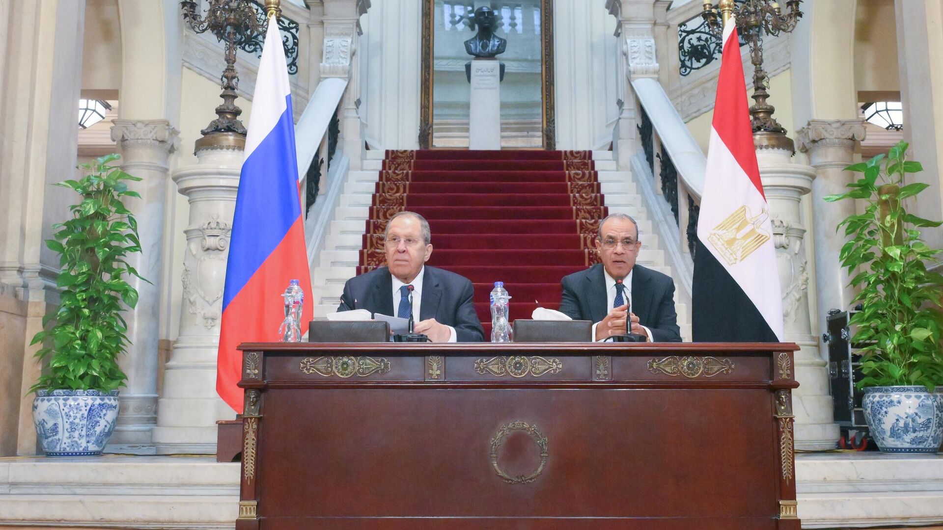 Министр иностранных дел РФ Сергей Лавров и министр иностранных дел Египта Бадр Абдель Аты во время совместной пресс-конференции по итогам встречи в рамках Второй министерской конференции форума партнерства Россия – Африка в Каире. 19 декабря 2025 - РИА Новости, 1920, 19.12.2025