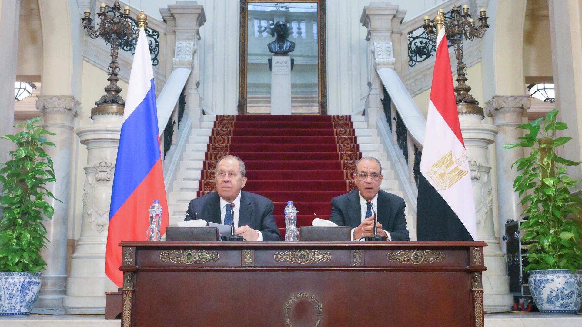Министр иностранных дел РФ Сергей Лавров и министр иностранных дел Египта Бадр Абдель Аты во время совместной пресс-конференции по итогам встречи в рамках Второй министерской конференции форума партнерства Россия – Африка в Каире. 19 декабря 2025 - РИА Новости, 1920, 19.12.2025