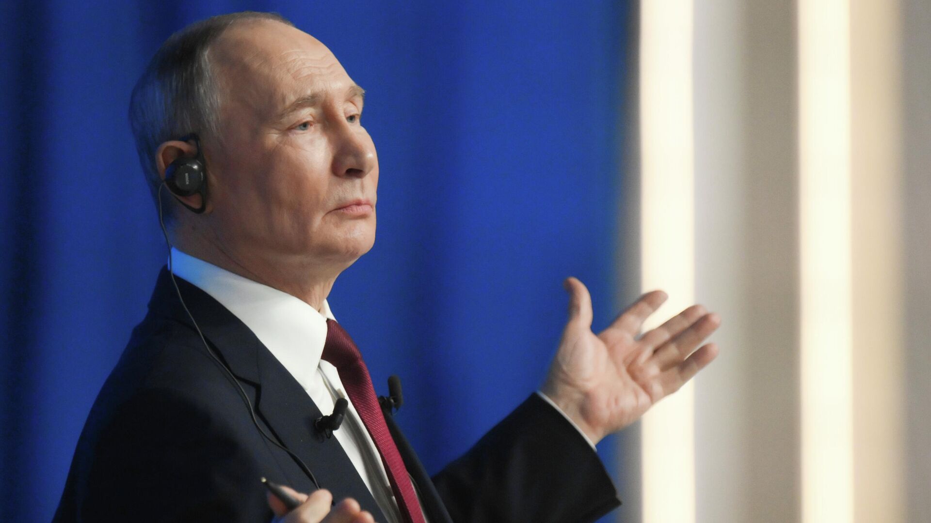 Президент Владимир Путин отвечает на вопросы во время специальной программы Итоги года в Москве - РИА Новости, 1920, 19.12.2025