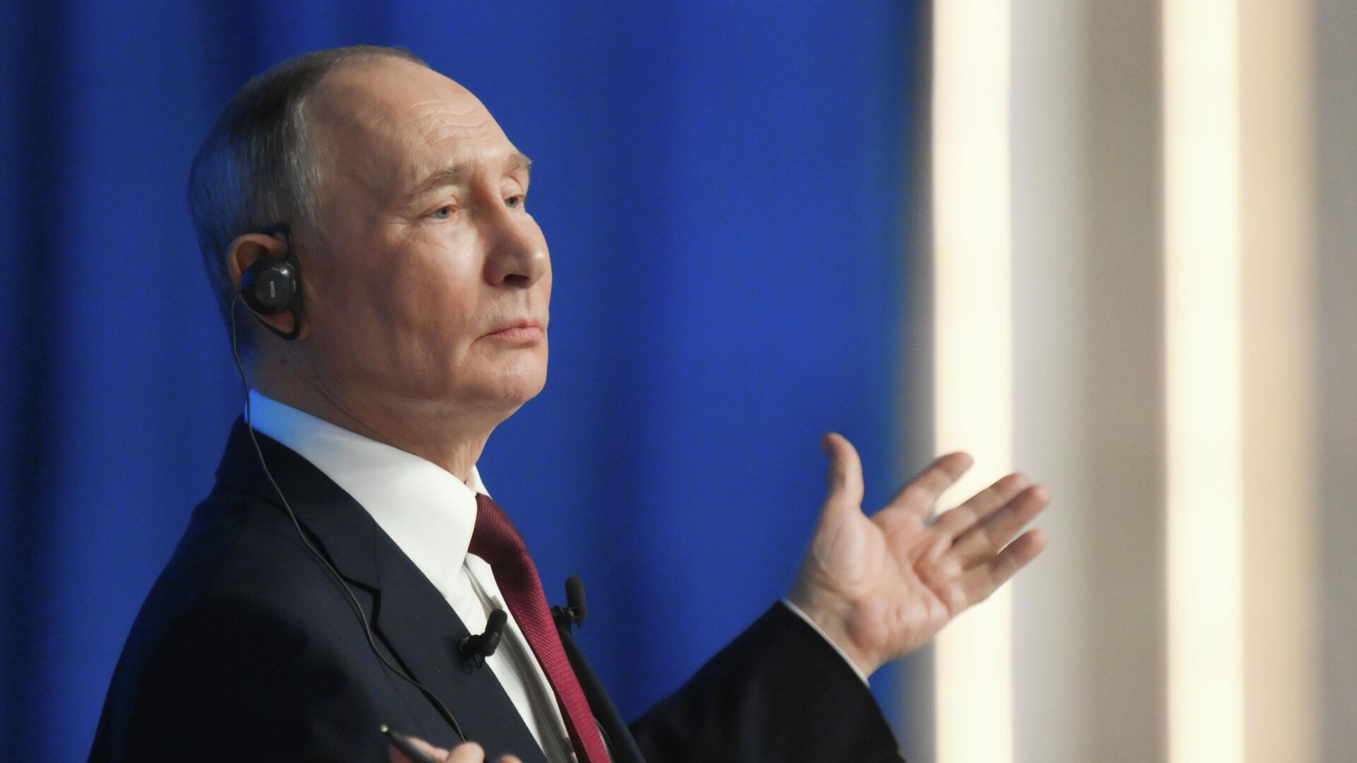 Президент Владимир Путин отвечает на вопросы во время специальной программы Итоги года в Москве - РИА Новости, 1920, 19.12.2025