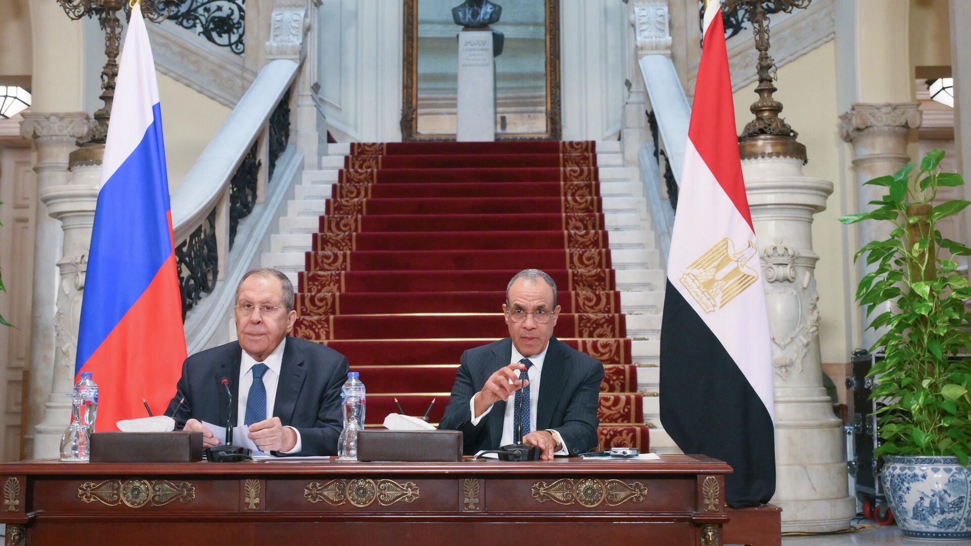 Министр иностранных дел РФ Сергей Лавров и министр иностранных дел Египта Бадр Абдель Аты во время совместной пресс-конференции по итогам встречи в рамках Второй министерской конференции форума партнерства Россия – Африка в Каире. 19 декабря 2025 - РИА Новости, 1920, 19.12.2025