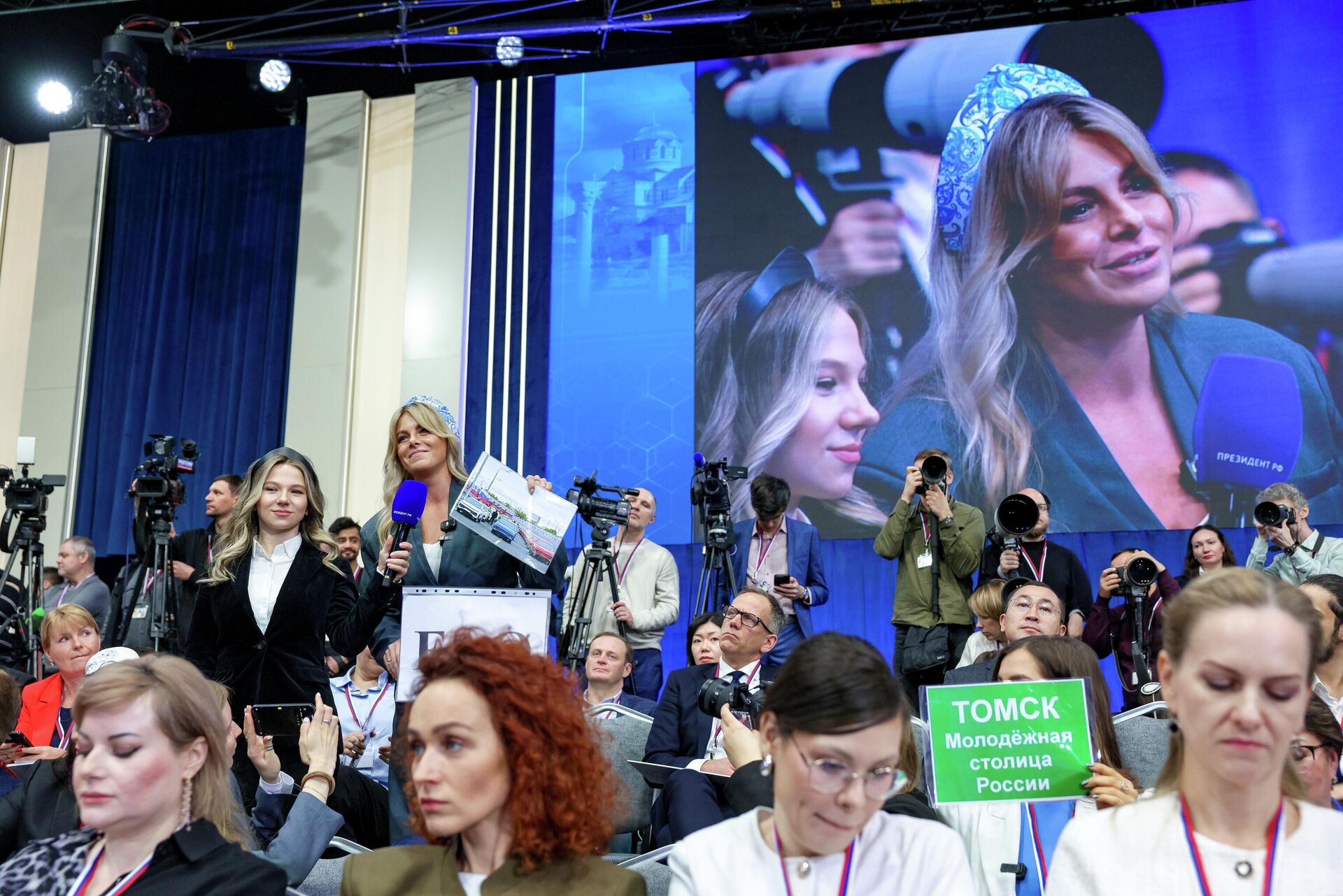 Журналисты во время специальной программы Итоги года с Владимиром Путиным в Москве