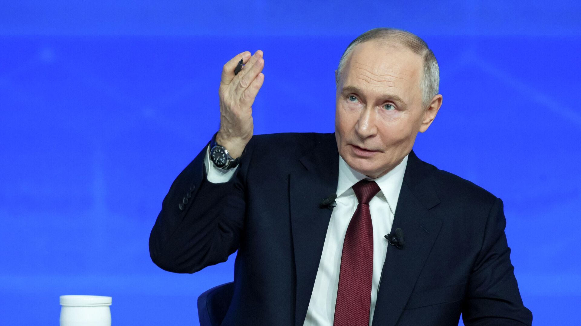 Президент РФ Владимир Путин отвечает на вопросы во время специальной программы Итоги года - РИА Новости, 1920, 19.12.2025