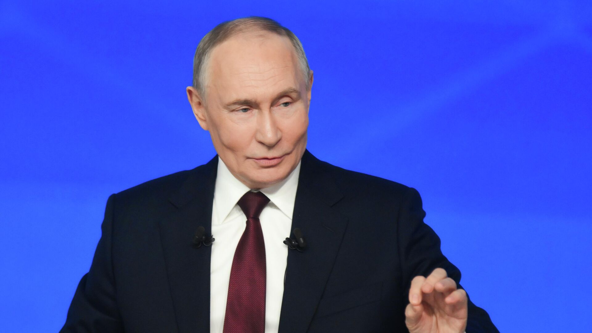 Президент РФ Владимир Путин отвечает на вопросы во время специальной программы Итоги года в Москве - РИА Новости, 1920, 19.12.2025