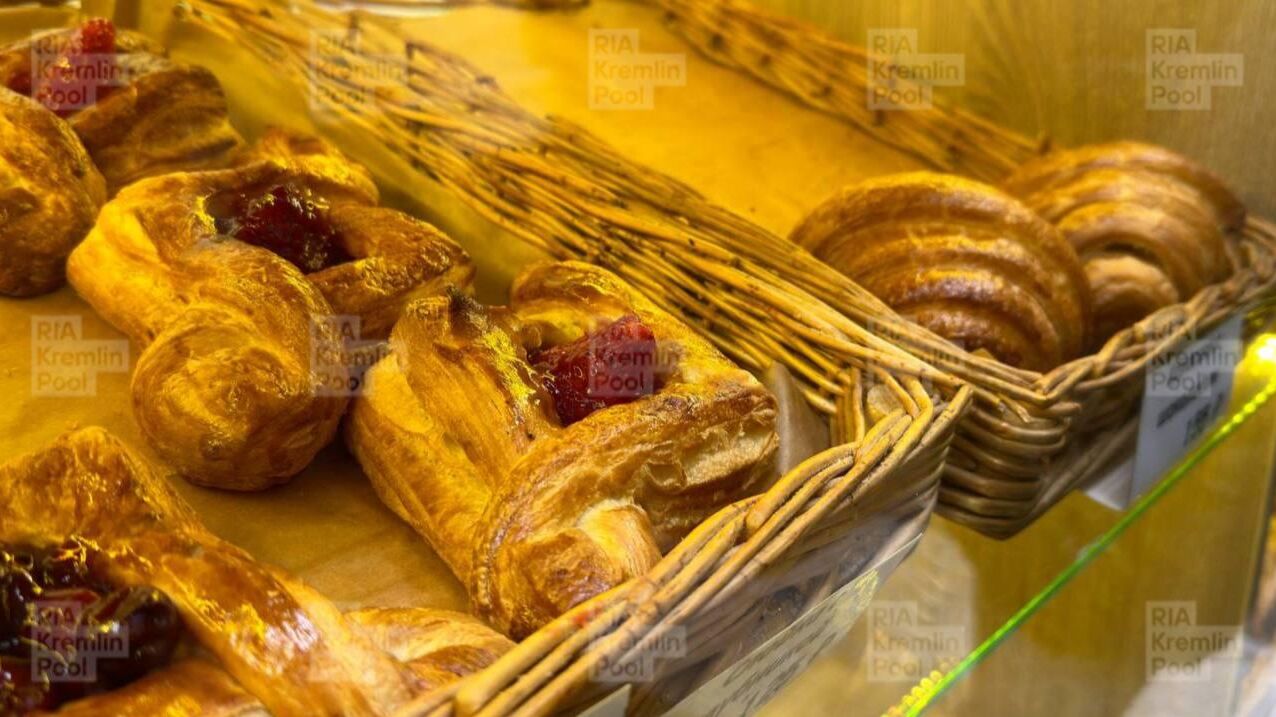 Пекарня Машенька готовит к отправке Путину пирожки и караваи - РИА Новости, 1920, 19.12.2025