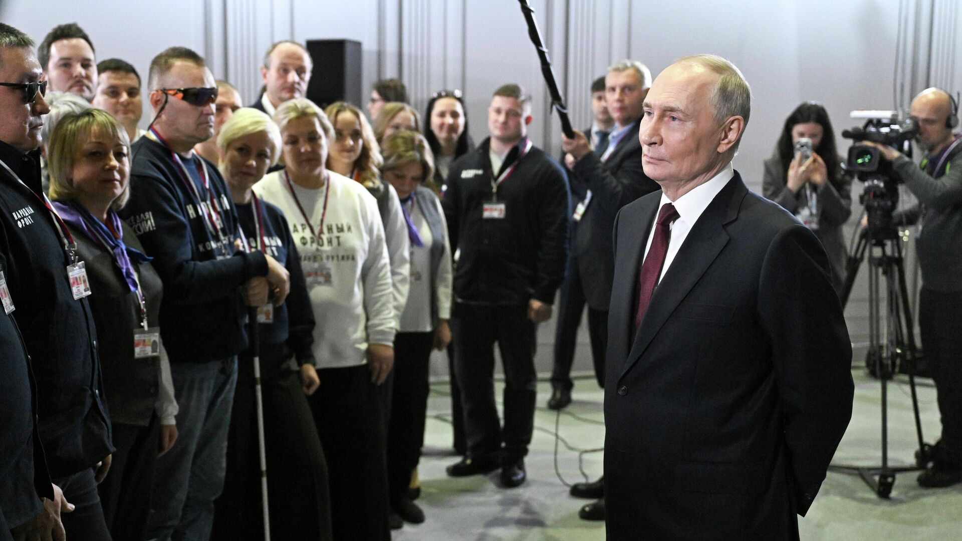 Президент РФ Владимир Путин на встрече с волонтерами движения Народный фронт За Россию - РИА Новости, 1920, 19.12.2025