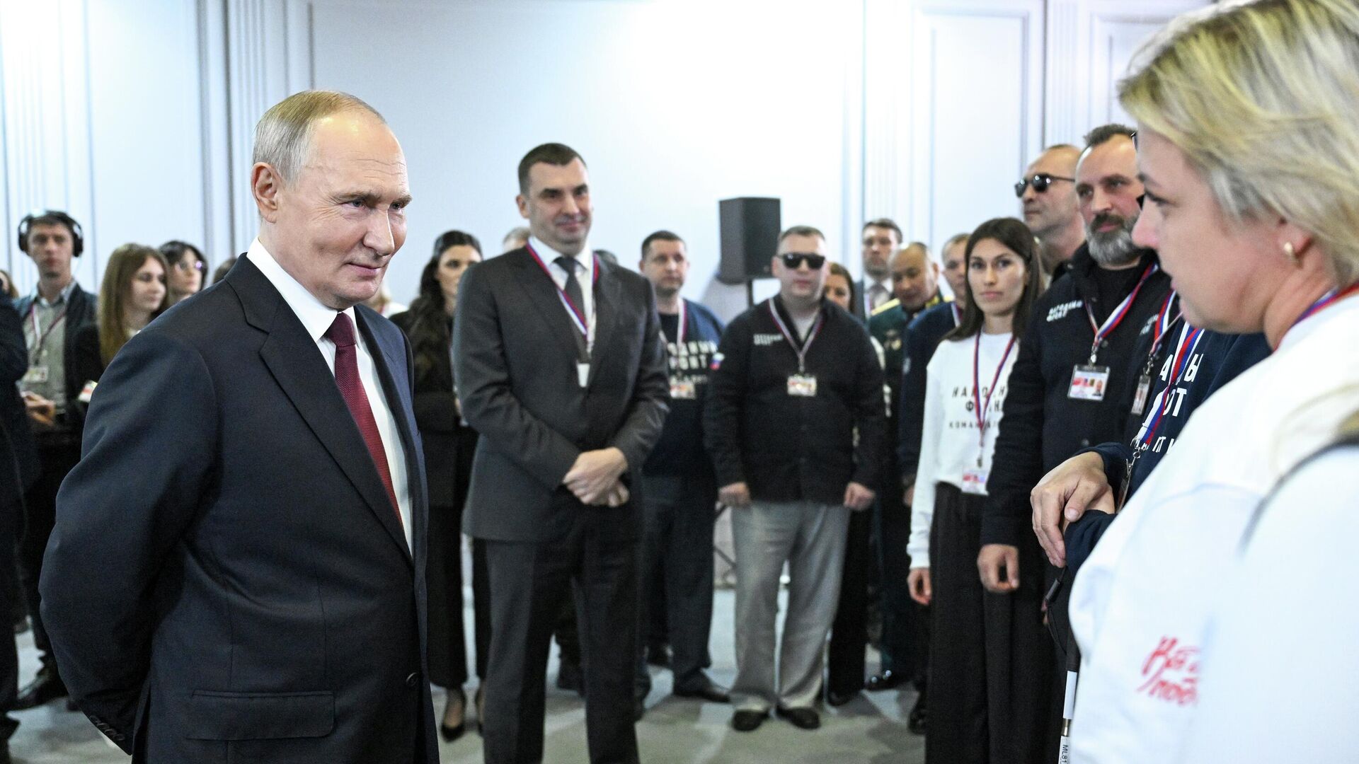 Президент РФ Владимир Путин на встрече с волонтерами движения Народный фронт За Россию - РИА Новости, 1920, 19.12.2025