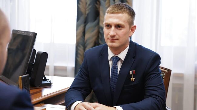 Герой России, участник президентской программы Время героев, ветеран СВО Андрей Ерёмин во время встречи с губернатором Самарской области Вячеславом Федорищевым